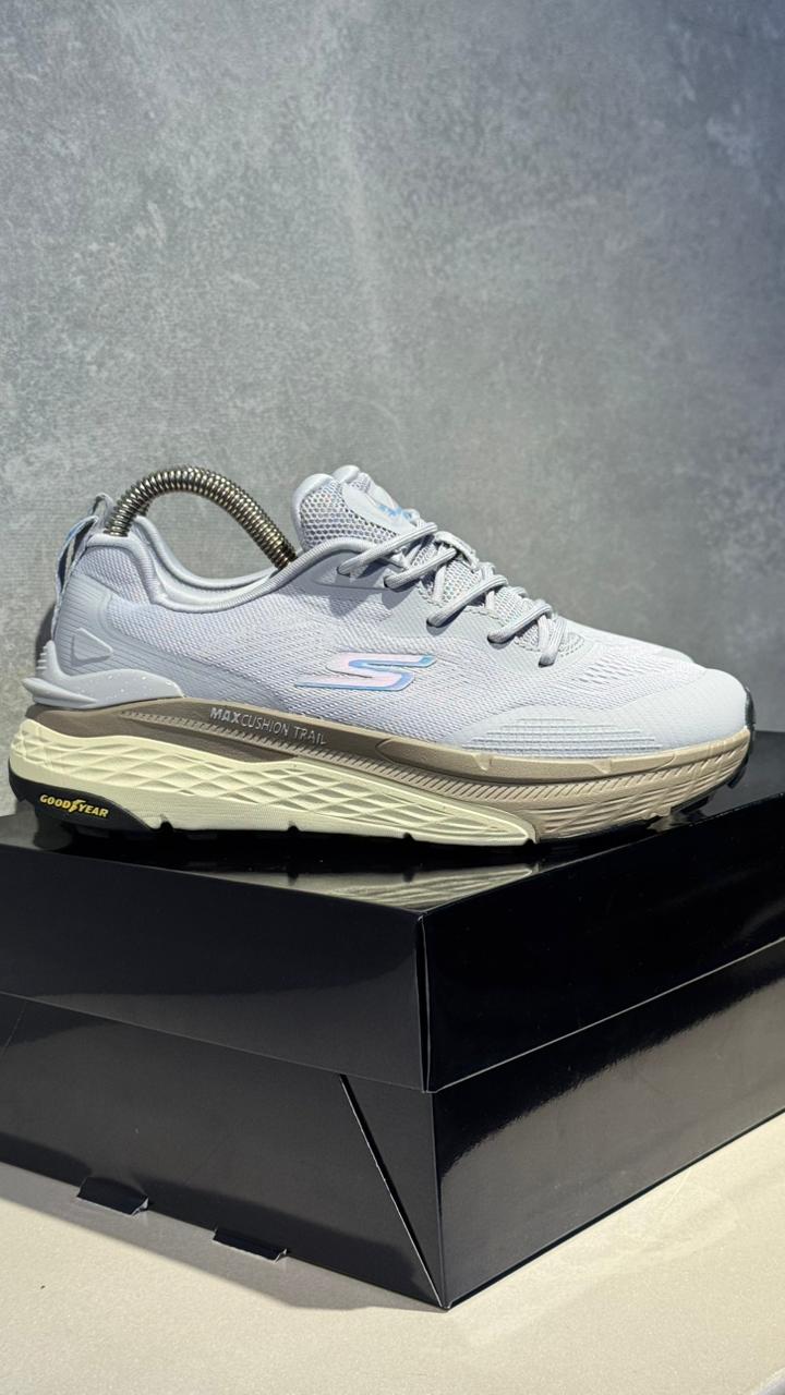 SKETCHERS GYEAR GRIS CAFE - Image 5