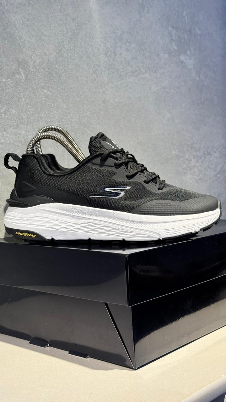 SKETCHERS GYEAR NEGRO BLANCO - Image 6