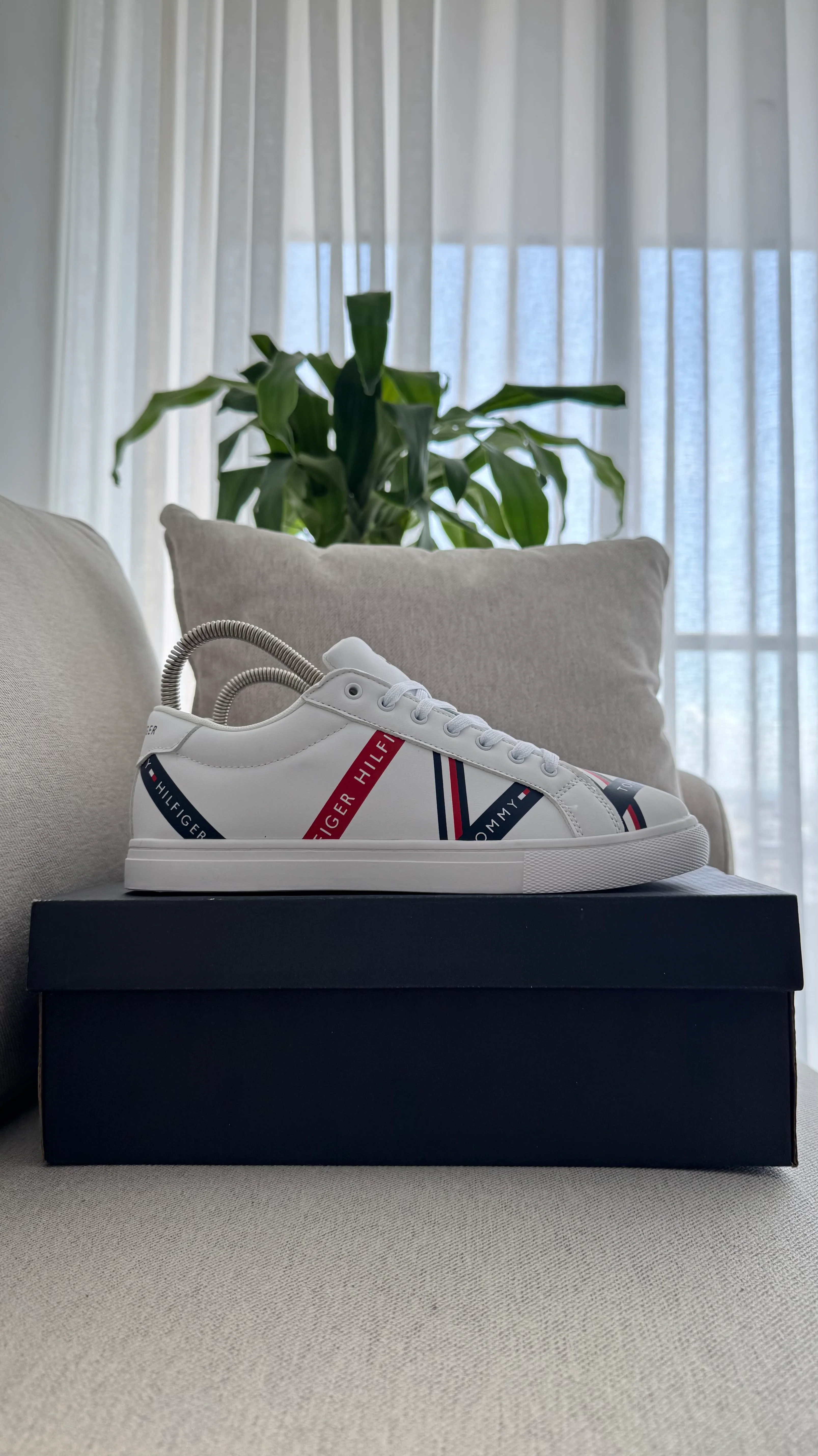 TOMMY HILFIGER ZAPATILLA BLANCA AZUL ROJA - Image 4