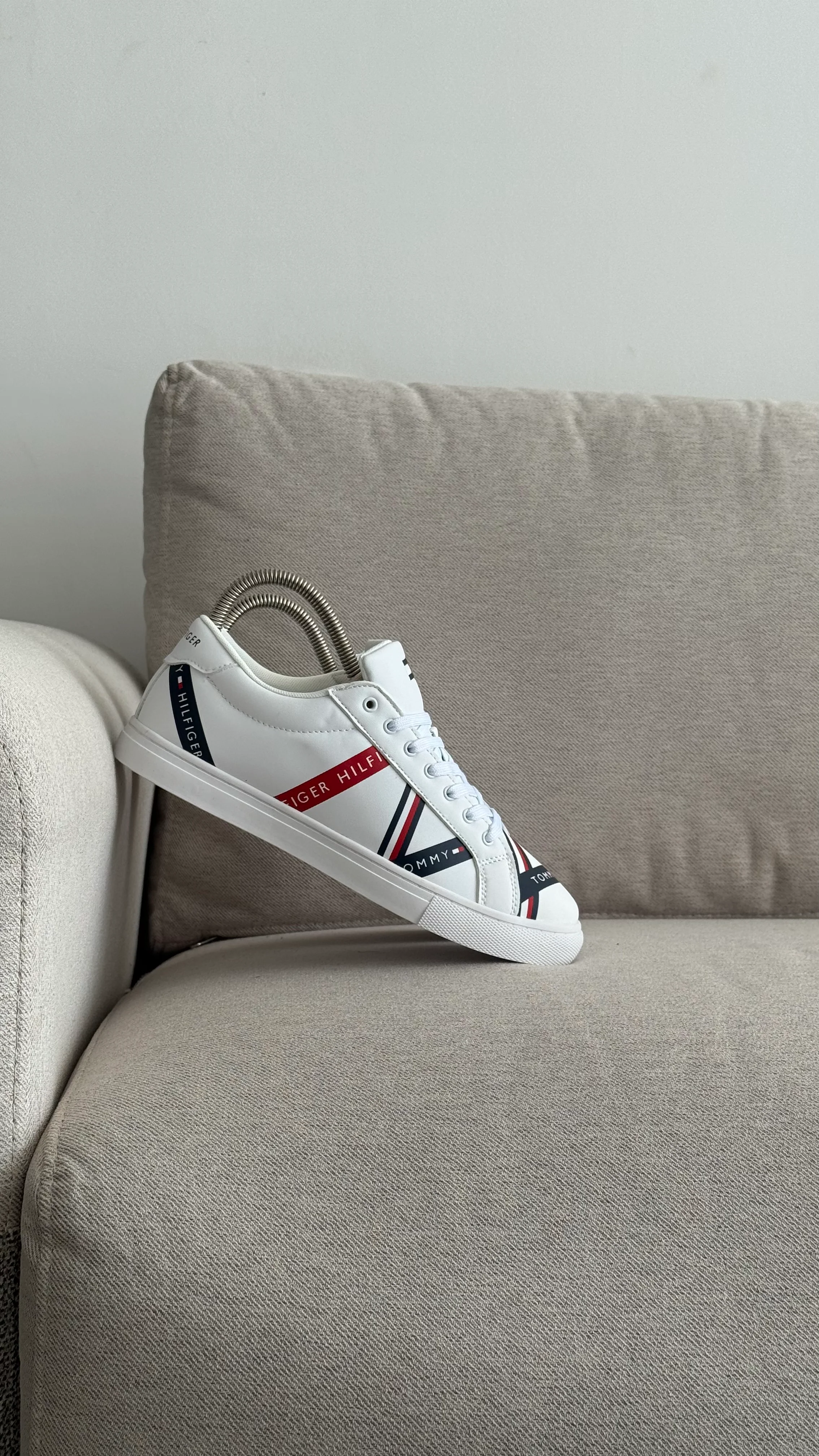 TOMMY HILFIGER ZAPATILLA BLANCA AZUL ROJA - Image 5