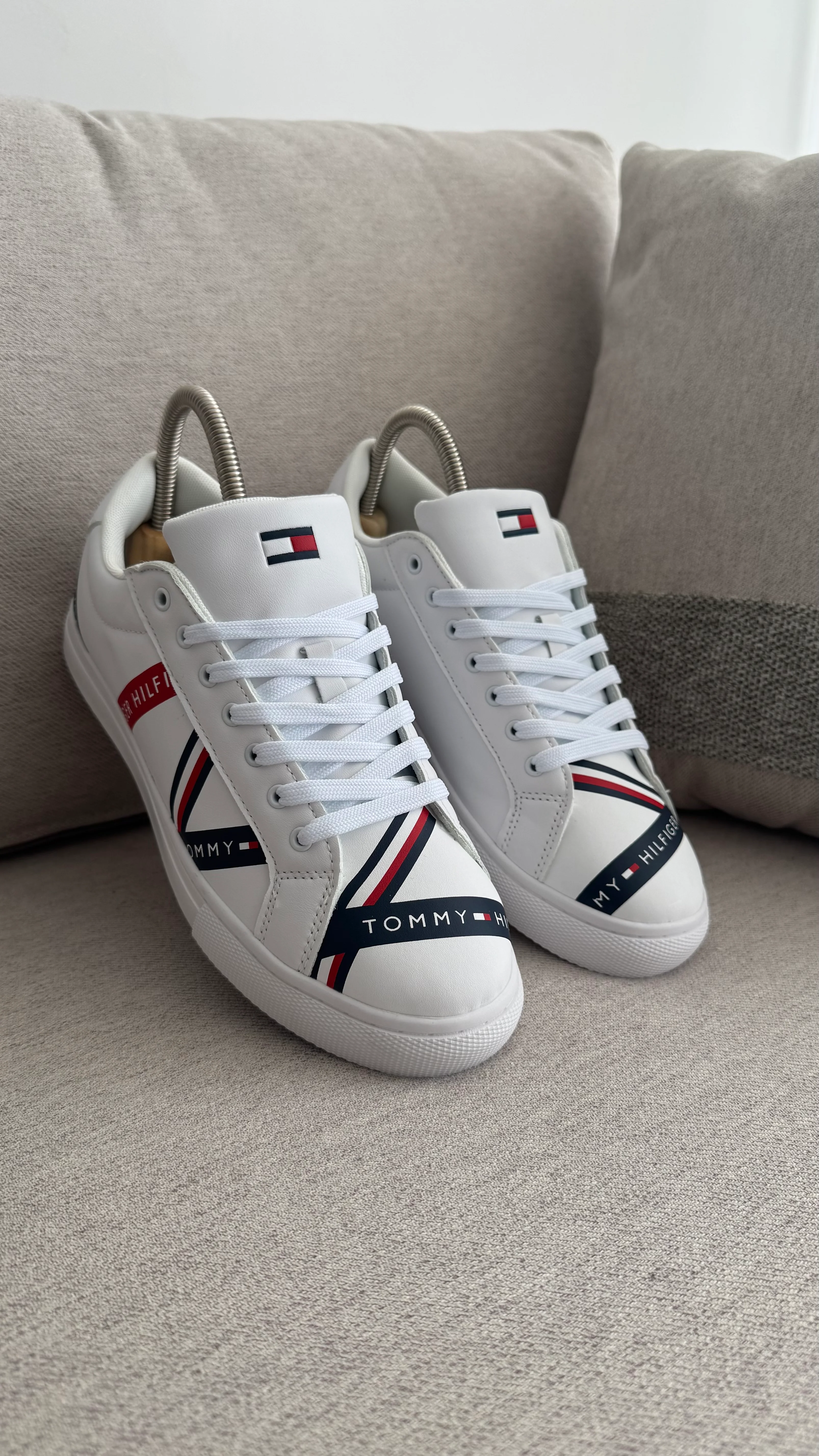 TOMMY HILFIGER ZAPATILLA BLANCA AZUL ROJA - Image 6