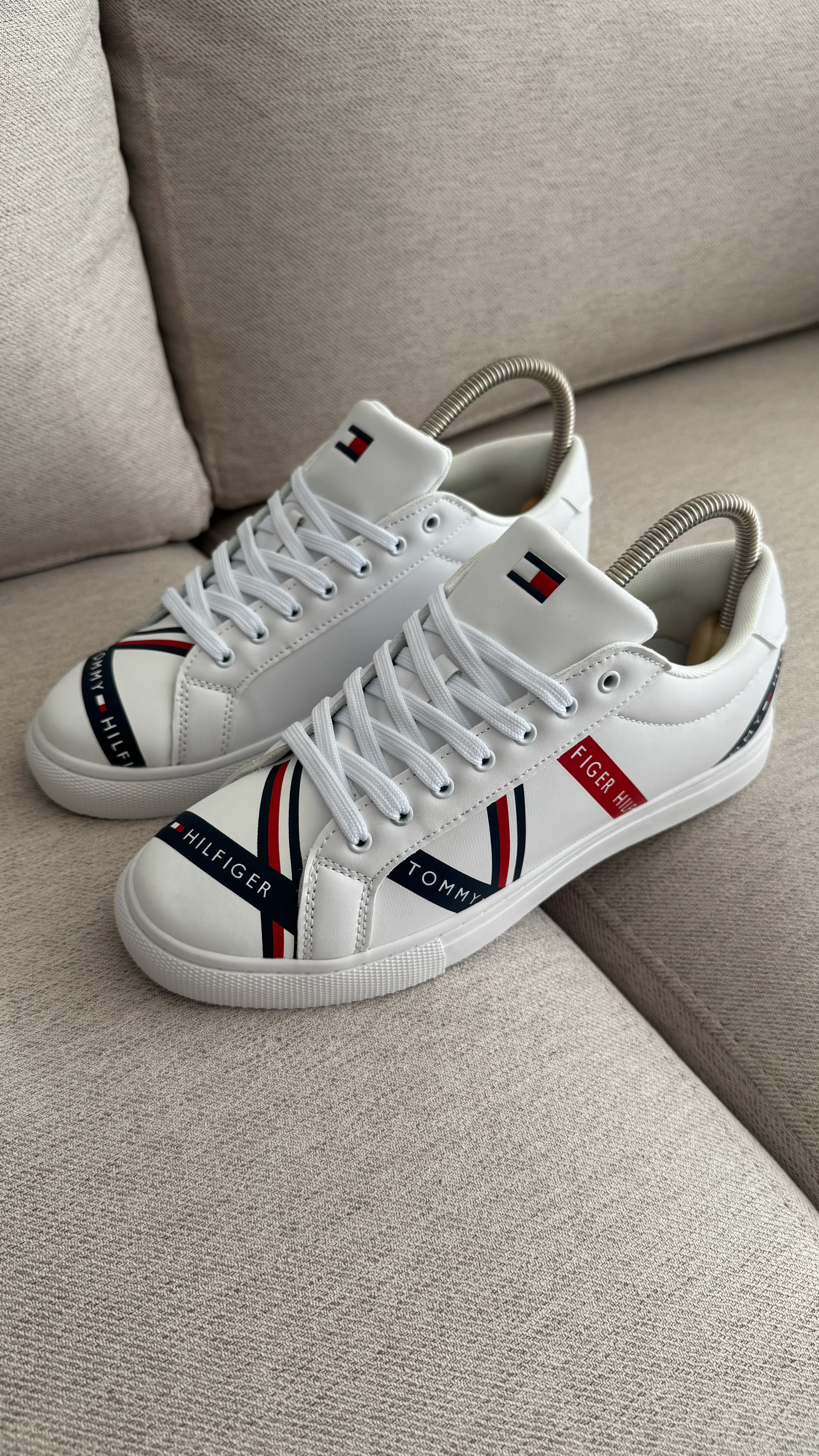 TOMMY HILFIGER ZAPATILLA BLANCA AZUL ROJA - Image 7