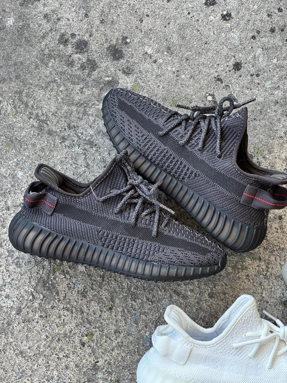 YEEZY 350 NEGRO - Image 3